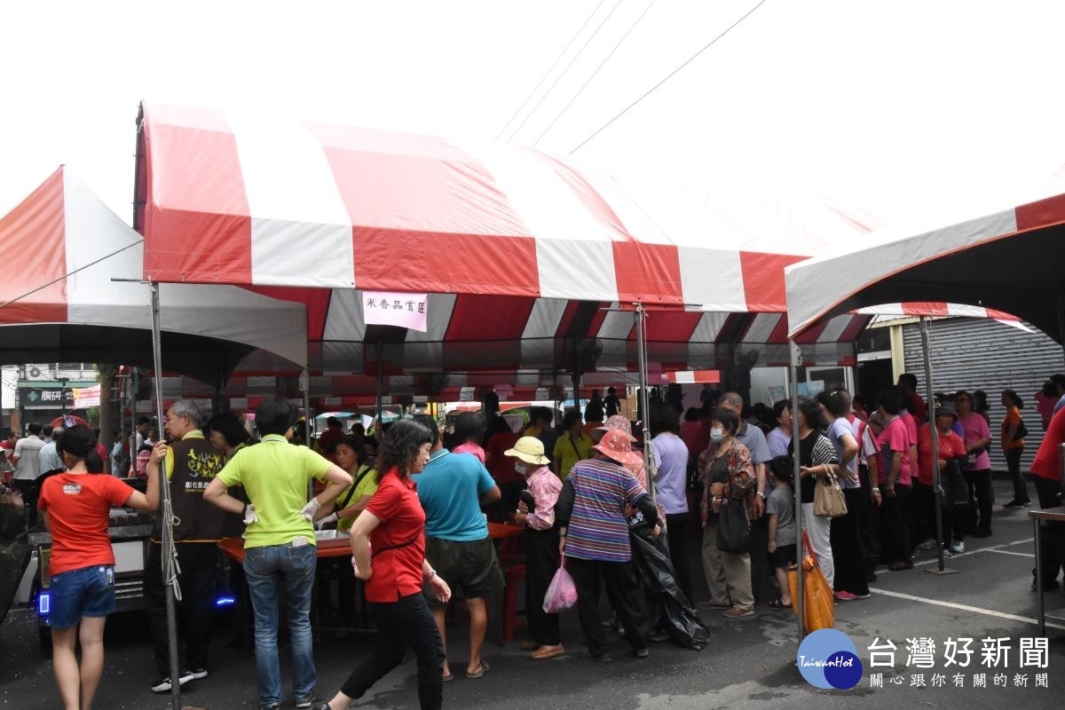 彰化縣葡萄推廣行銷活動上的農特產展示，現場人潮滿滿。。