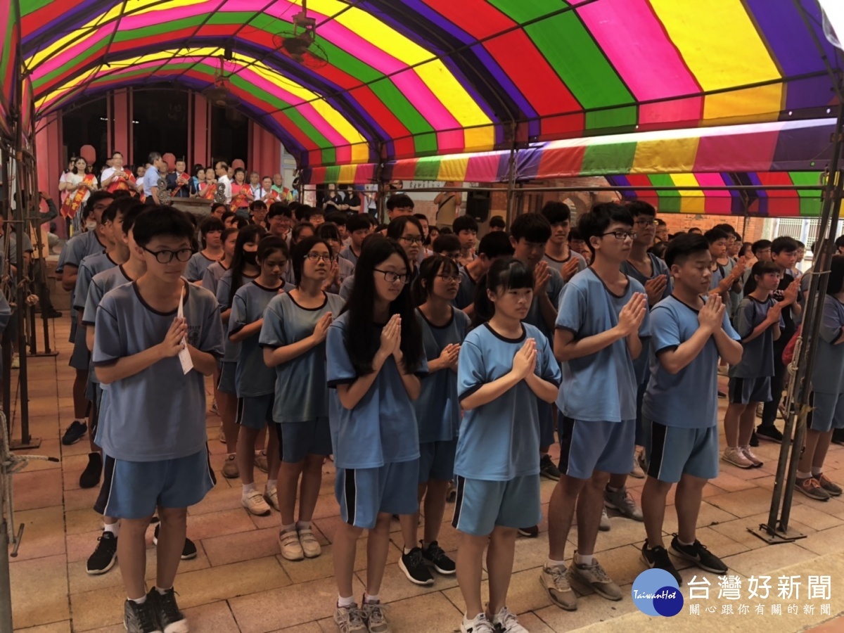 鹿港文武廟參加考生祈福活動的考生。