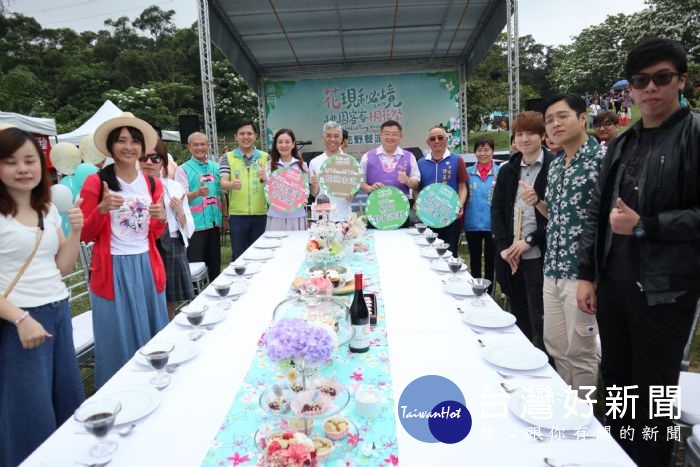 在浪漫的桐花樹下野餐,令現場民眾直呼超唯美、超繽紛