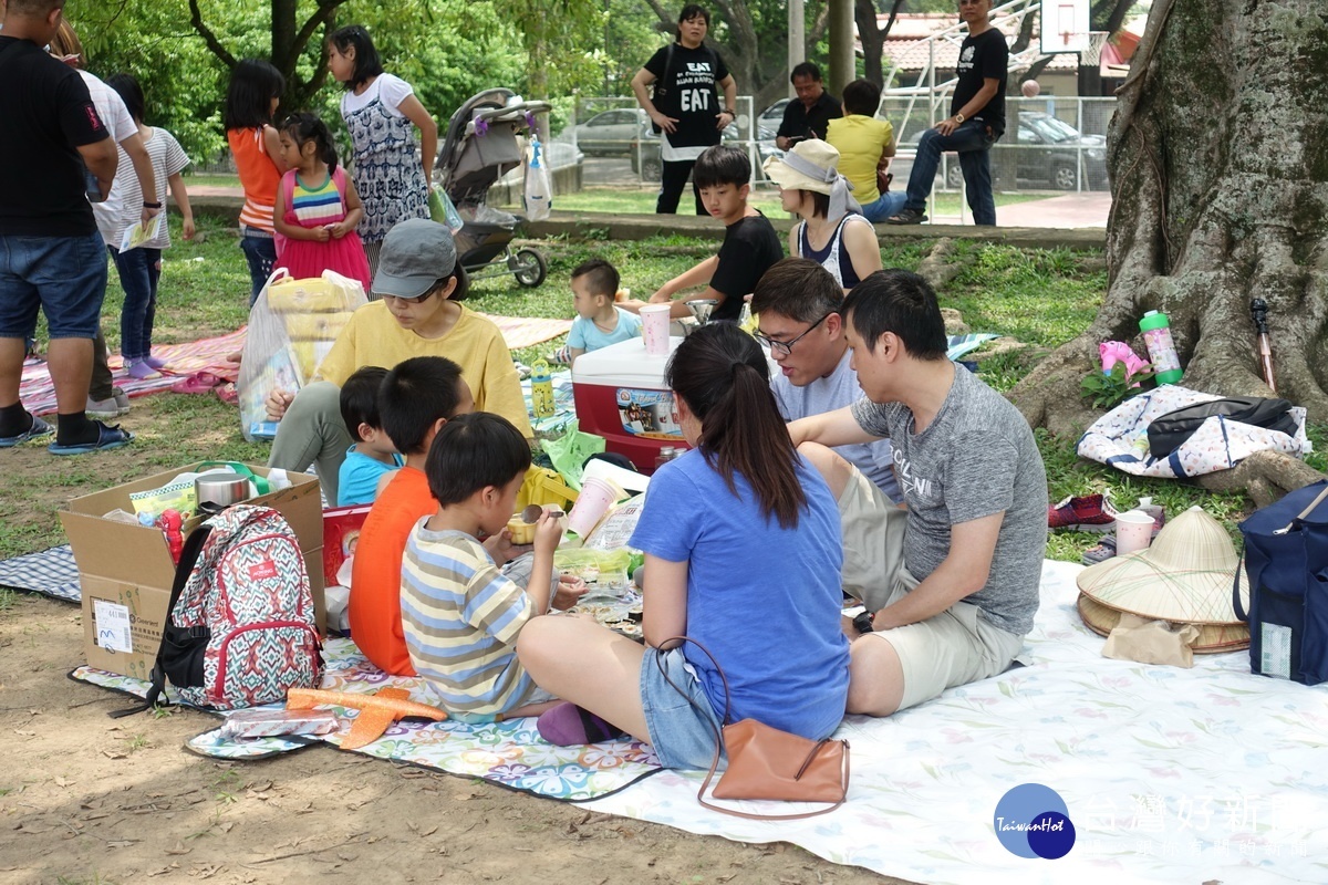 綠蔭下親子野餐渡過幸福假日。