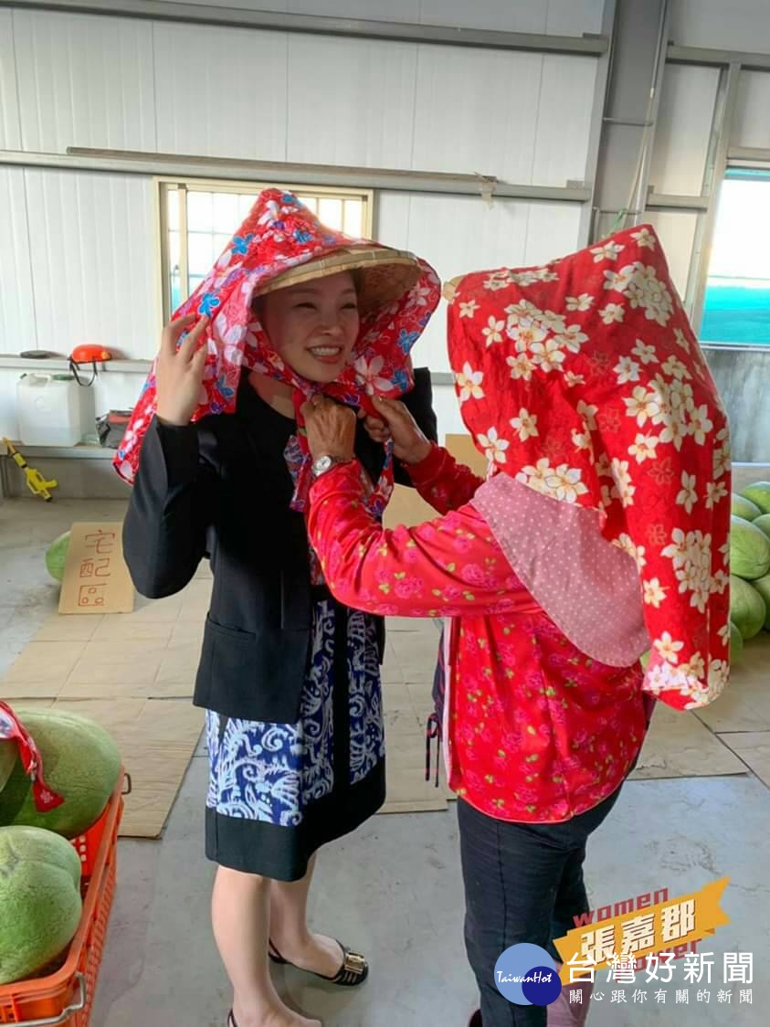 圖說二 :農婦阿梅姐贈送張嘉郡「花花頭巾」,並親自為她戴上。