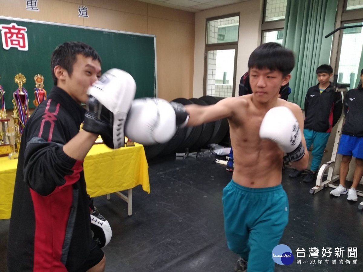 教練李胤(左)與學生葉智元進行拳擊訓練。(圖/林鵬程攝)