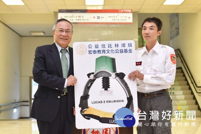 副執行長王濬智與南投縣政府消防局鳳凰志工組訓分隊長余光明合影