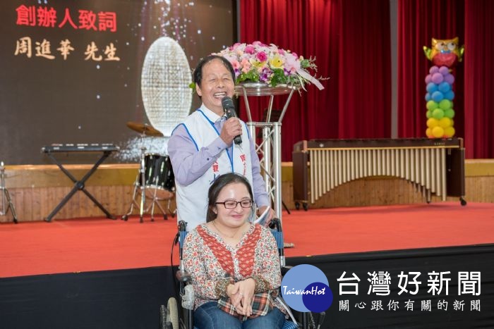 周大觀文教基金會創辦人周進華與生命鬥士溫守瑜出席活動