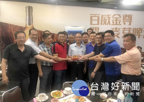 北港警分局長廖志明榮調彰化縣警局鹿港分局長,分局同事及警友舉行歡送餐會,祝福步步高升、飛黃騰達,現場離情依依、溫馨感人。(記者陳昭宗拍攝)