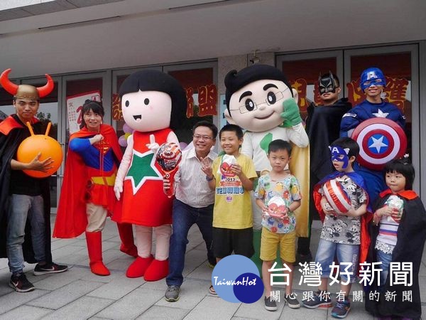 雲林家扶社工裝扮漫威英雄，象徵悍衛孩童權益，教導社區親子快樂五步驟「不閉打小孩」，呼籲社會大眾一同重視兒童保護議題。（記者陳昭宗拍攝）