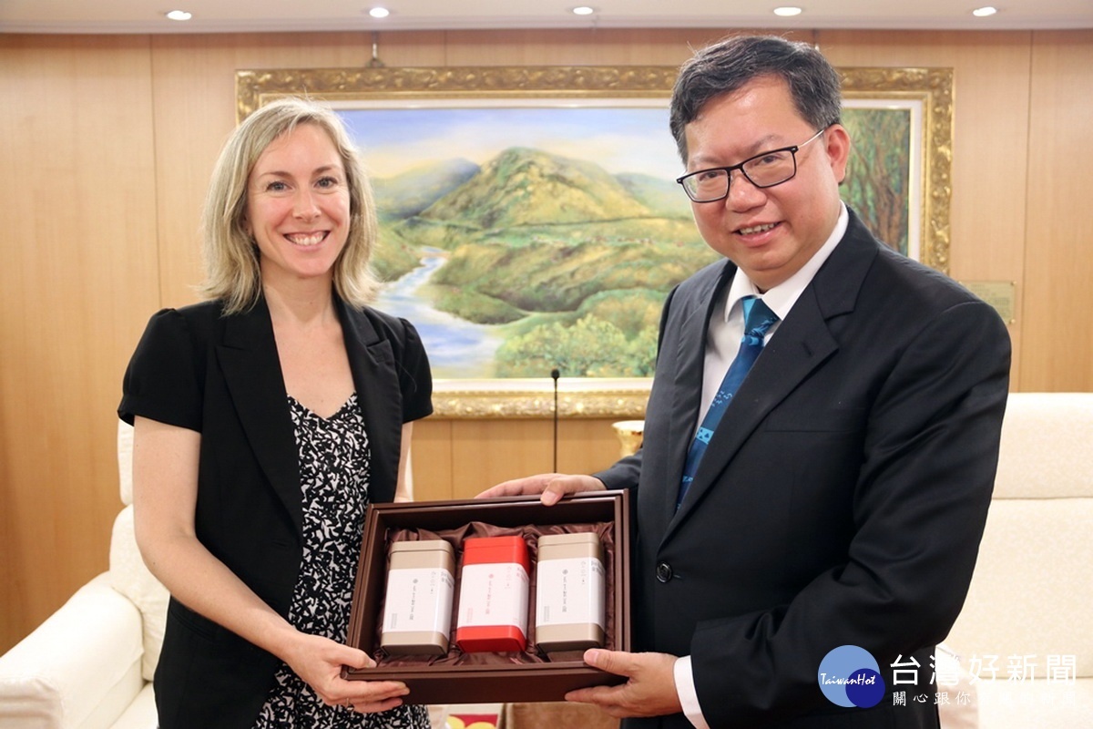 桃園市長鄭文燦致贈紀念禮給紐西蘭工商辦事處副代表季恩敏。