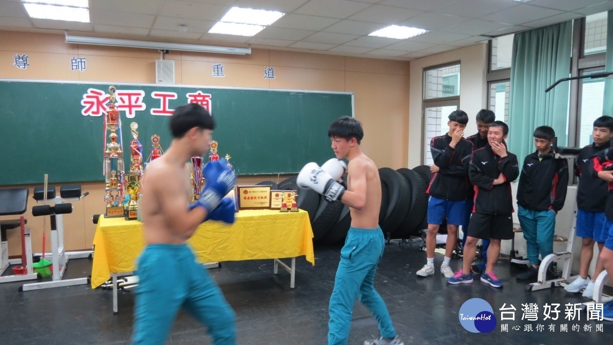 葉智元與同學進行拳擊隊打訓練。