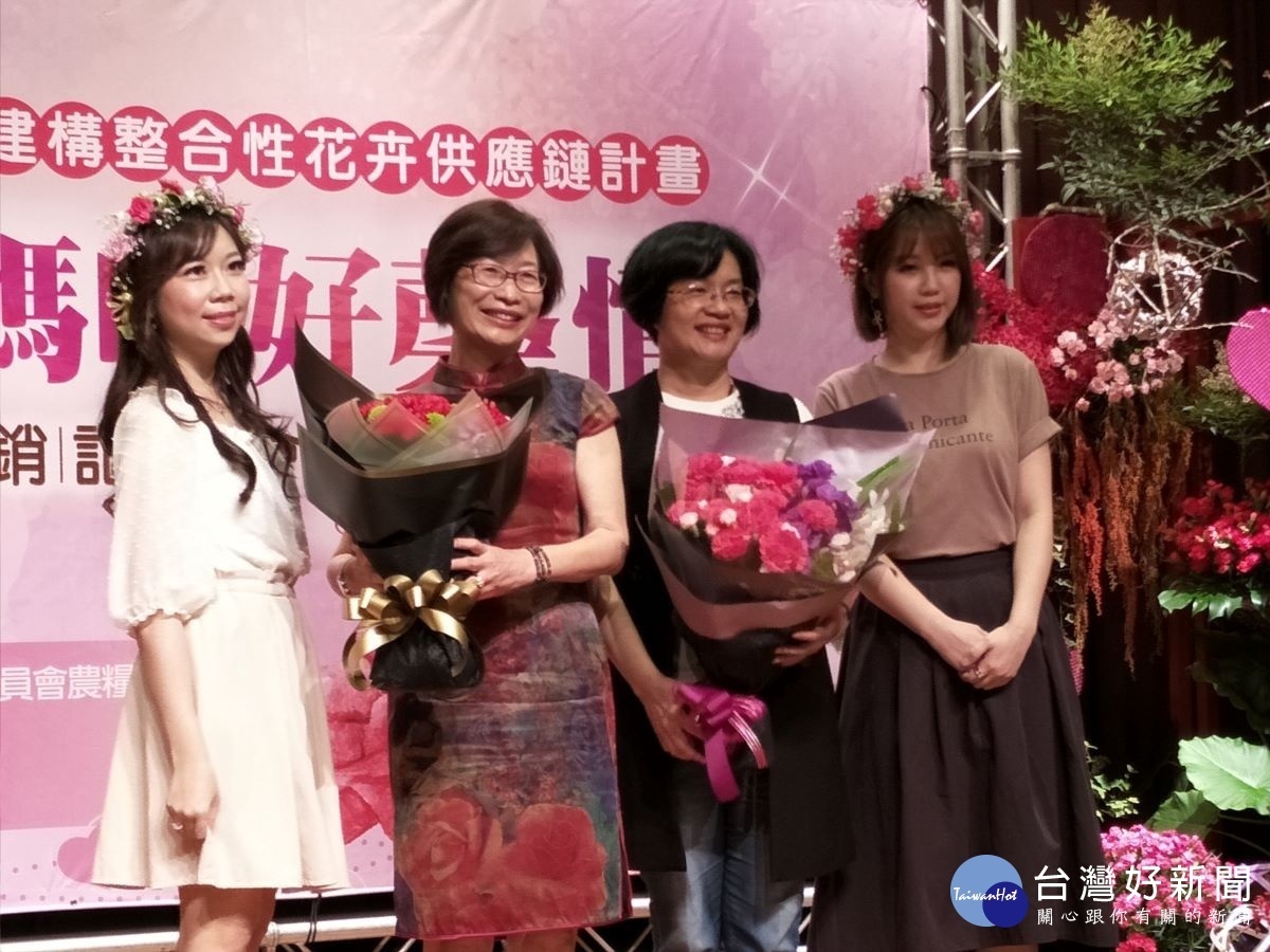 縣長王惠美、田尾農會總幹事楊春枝與花仙子。圖/記者鄧富珍攝