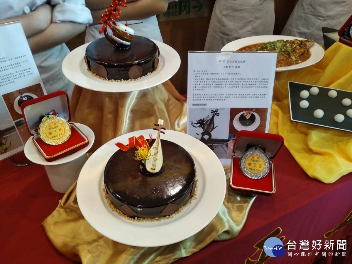 羅莉吟與賴芃辰分別以「中國新年」與「中國古典樂器-琵琶」為主題,創作出令人驚豔的巧克力作品。