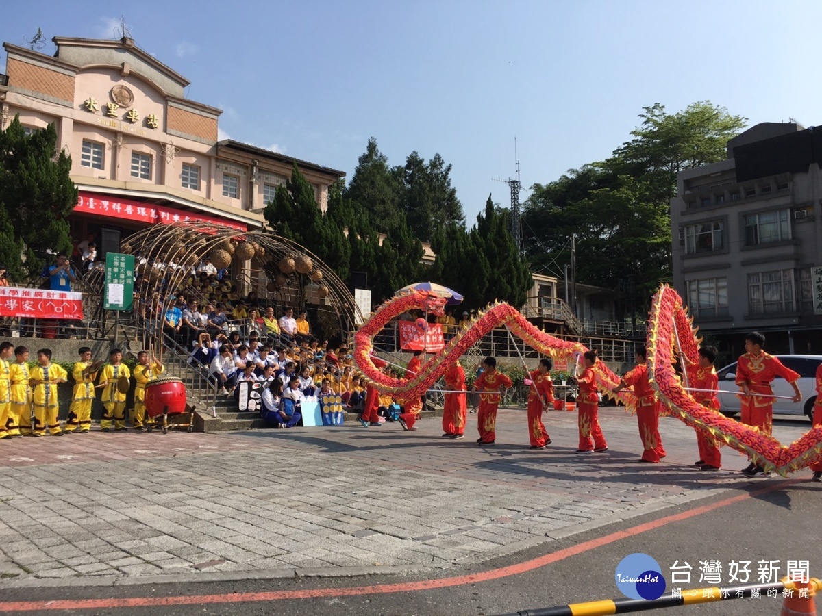 中原國小的祥龍獻瑞表演。