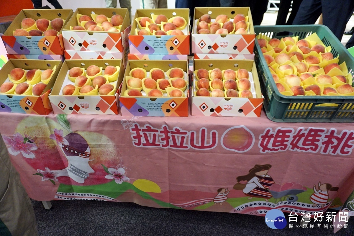 媽媽桃的包裝分為8顆裝550元,10顆裝450元,團購一次的基本量是16盒。
