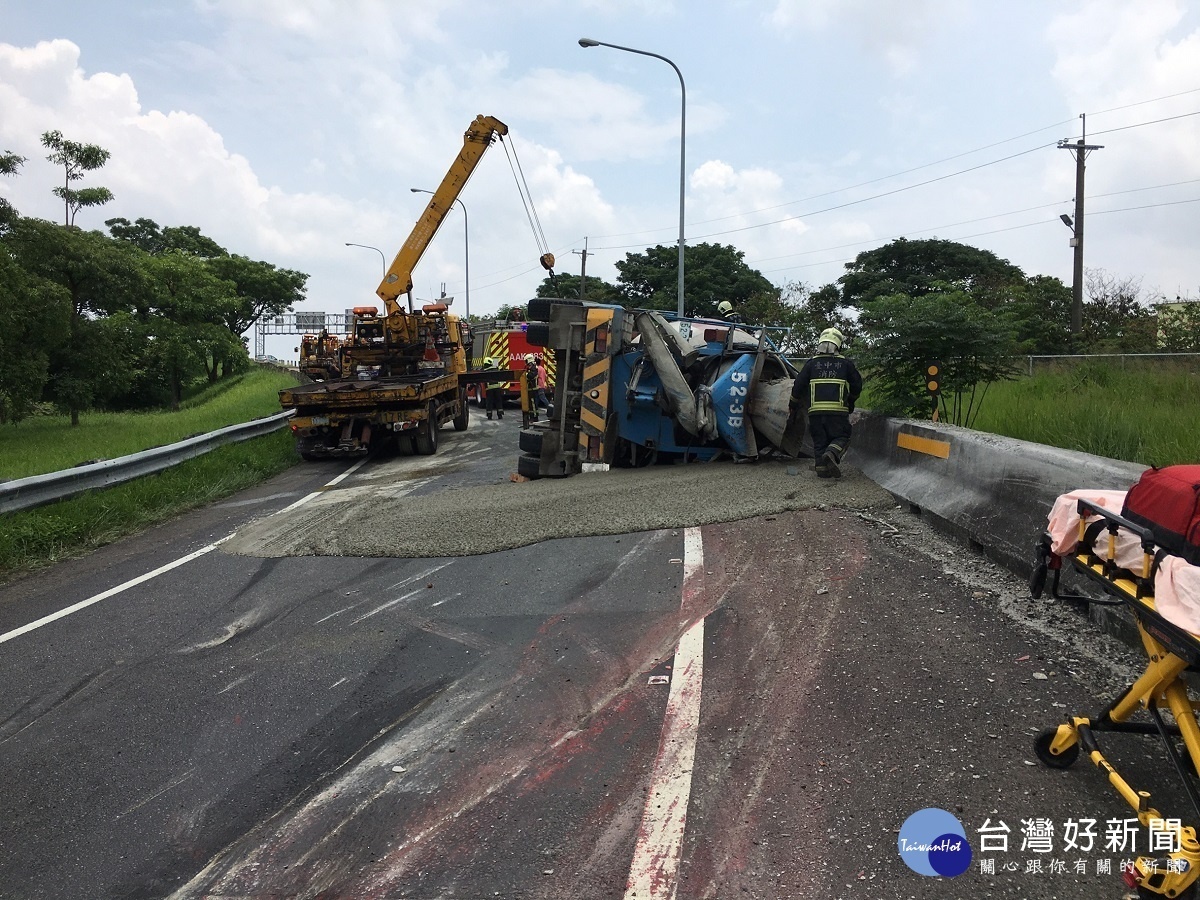 中山高混凝車失控翻覆　駕駛受困腿露車外