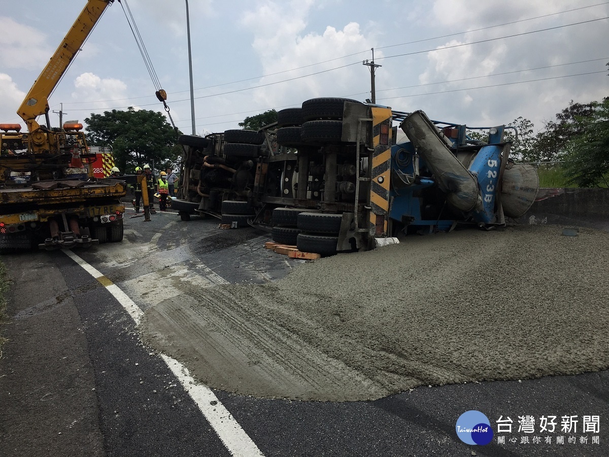 中山高混凝車失控翻覆　駕駛受困腿露車外 台灣好新聞 第1張