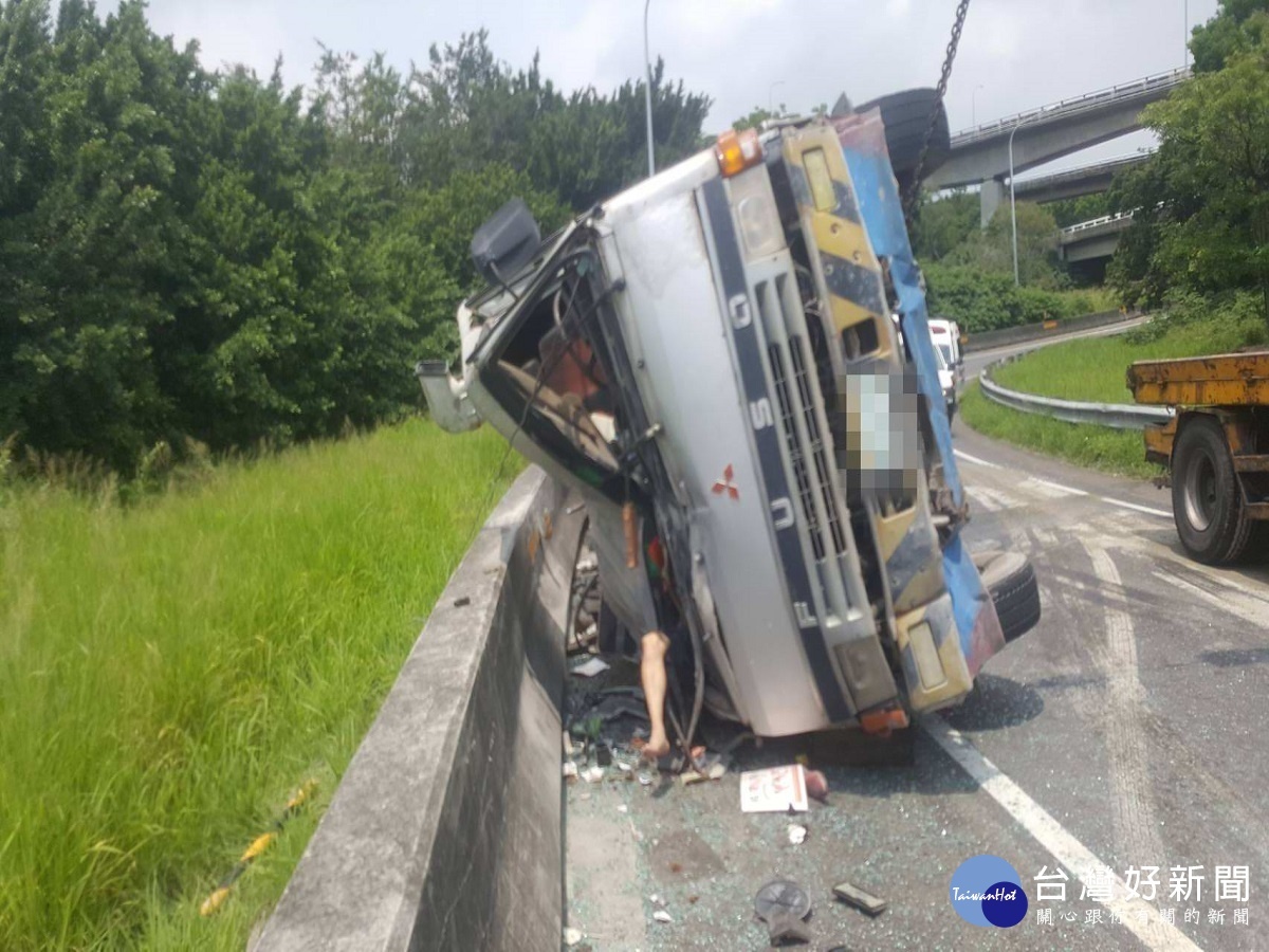 中山高混凝車失控翻覆　駕駛受困腿露車外 台灣好新聞 第4張