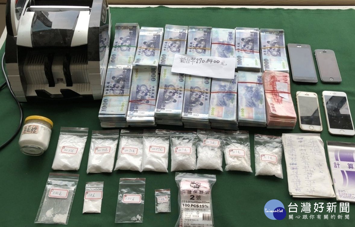 警方查獲販毒不法所得270多萬元,現金太多警方借調點鈔機來清點