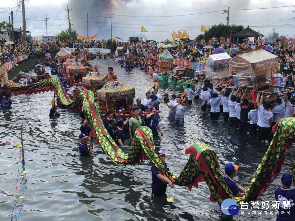 布袋百年民俗祭典　神轎「衝水路迎客王」 台灣好新聞 第1張