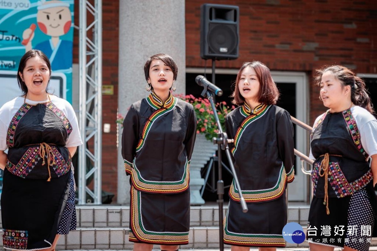 達斯督魯瑪社傳統歌謠表演。