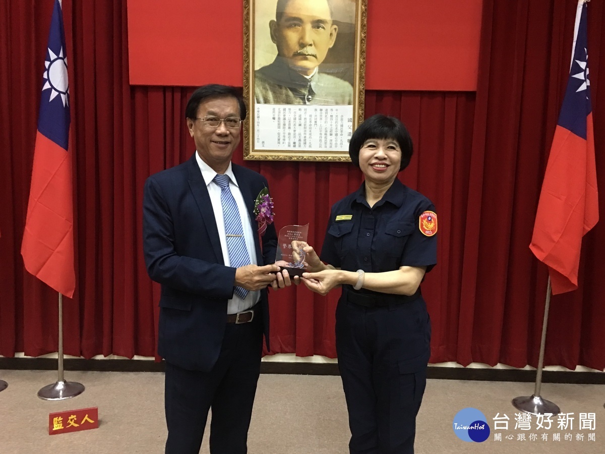 林明溱縣長贈紀念禮予張督察。(記者扶小萍攝)