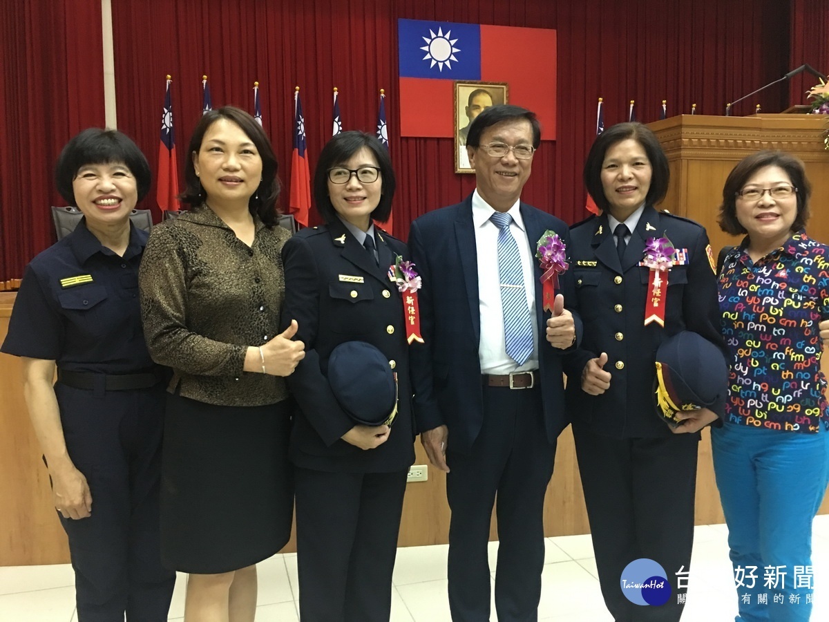 林縣長很高興與2位女性分局長見面。(記者扶小萍攝)