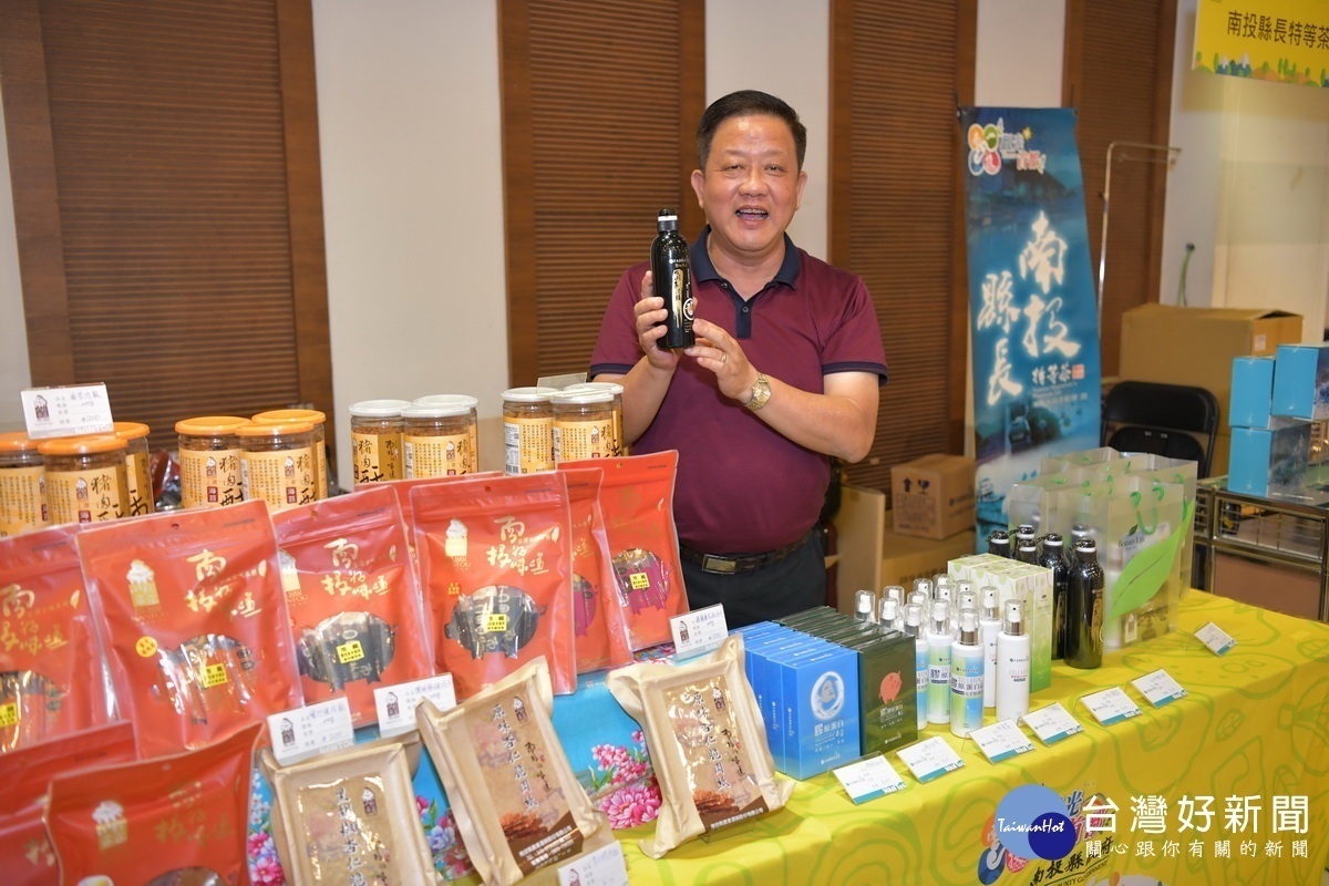 農產運銷公司總經理周義雄特推薦洗髮精等用品。