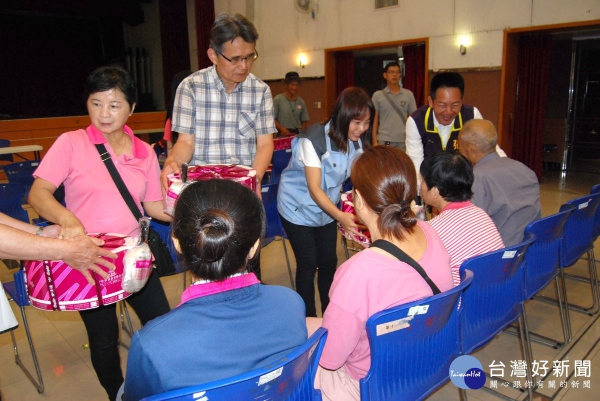 市公所社會課長孫培富(左2)陪同鐘芮妤代表逐一發放愛心蛋糕給低收入戶，縣議員張瀚天共襄盛舉發送蛋糕。圖／記者鄧富珍攝。