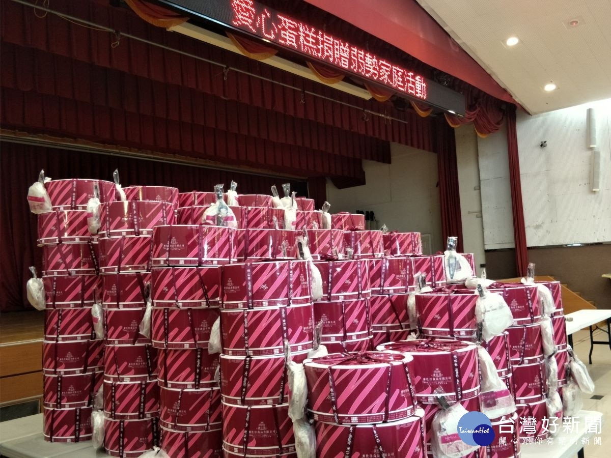 彰化市民代表鐘芮妤發揮愛心,將義賣玩偶所得,購買蛋糕贈予西區的152戶低收入戶。圖/記者鄧富珍攝