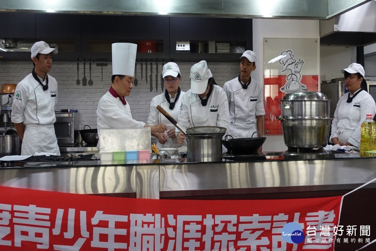 阿基師指導學子。