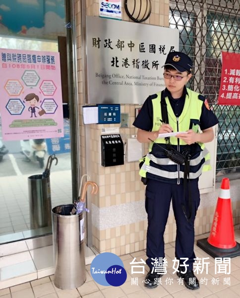 所得稅申報開跑,北港警方為保護民眾財產安全,在稽徵所前增設巡邏箱並加強巡邏班次,讓民眾安全感大幅提高。(記者陳昭宗拍攝)