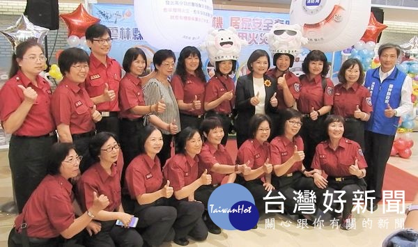縣長張麗善、縣議員林岳璋、消防局長林文山等人一同推廣住宅裝設火災警報器,亦頒發感謝狀予捐贈單位,傳達正確的家庭防災觀念。(記者陳昭宗拍攝)