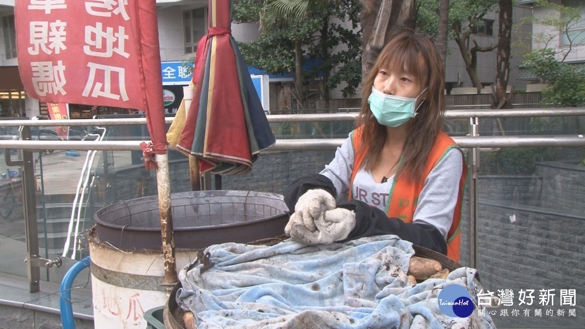 為了孩子的學費和生活費 王小姐幾乎每天擺攤