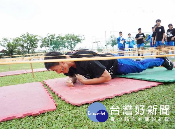 揚子高中響應台灣世界展望會飢餓三十人道救援行動,除發起校園飢餓體驗營活動,還於校內擺放房屋造型的撲滿邀請全校師生一同伸援,將愛傳到非洲。(記者陳昭宗拍攝)