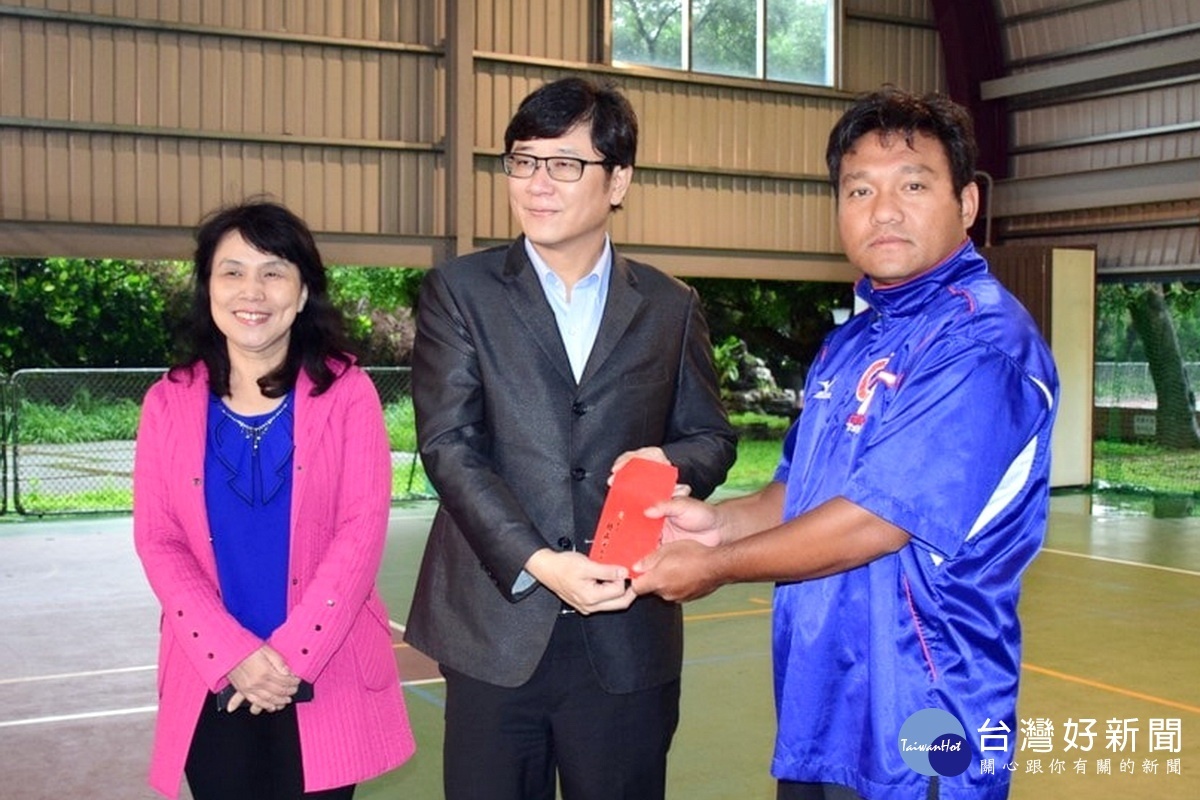立法委員趙正宇致贈仁善國小少棒隊加菜金,為小選手們加油打氣。