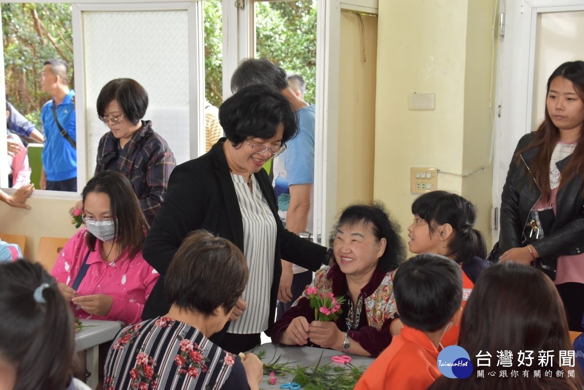 縣長媽咪說故事現場送康乃馨。