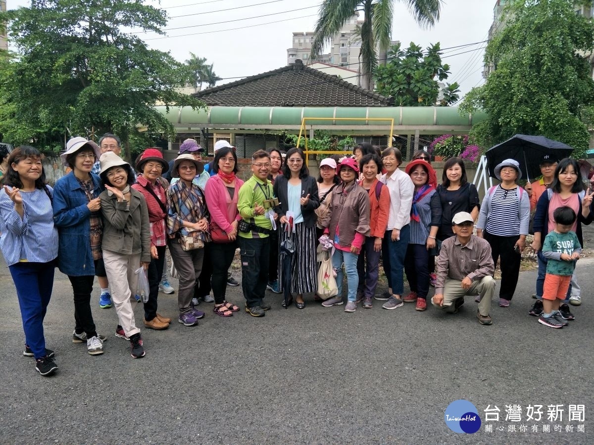 民眾參觀南郭宿舍群,文化局長張雀芬與民眾合影紀念。