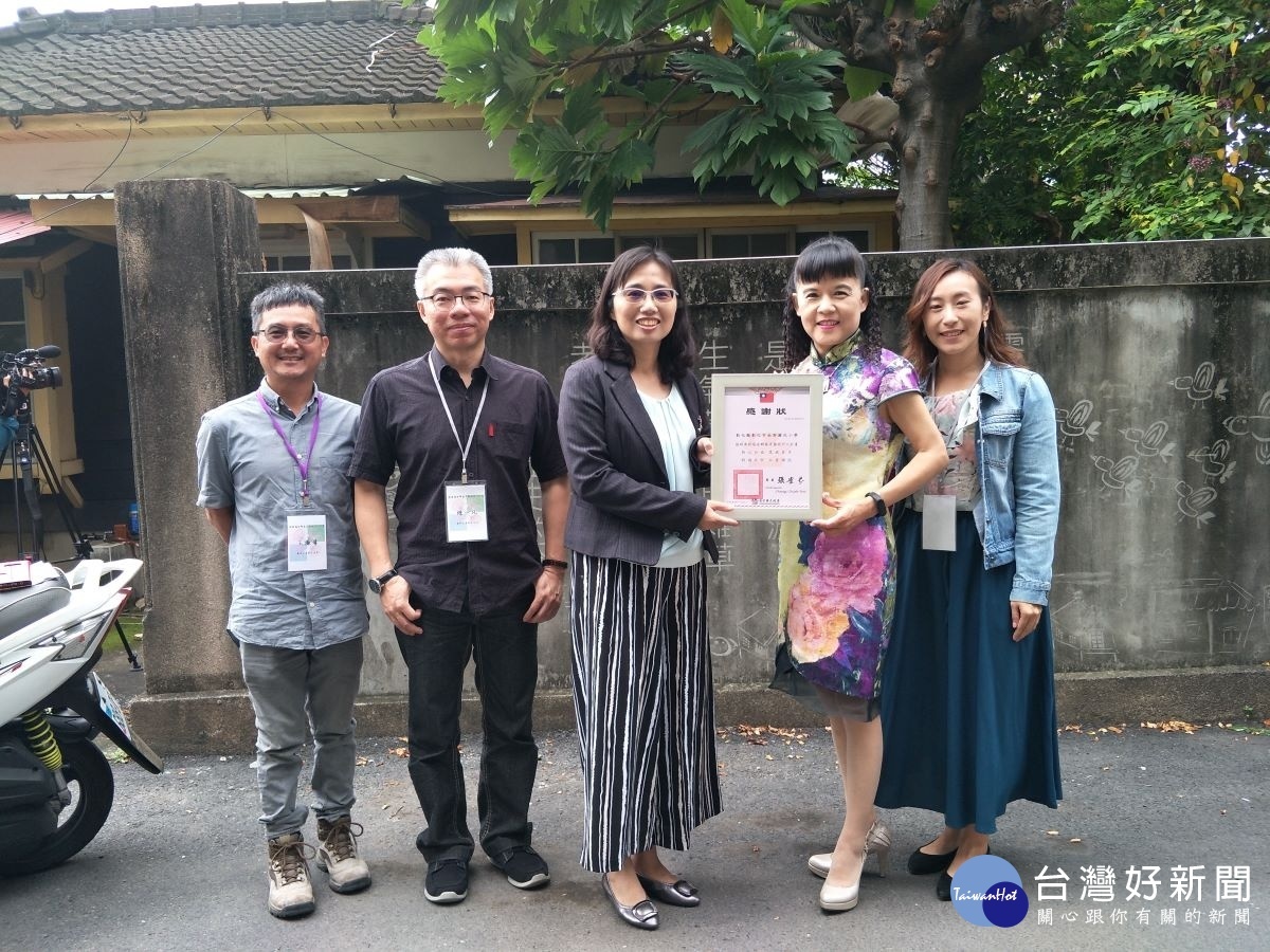 文化局長張雀芬頒發感謝狀,感謝創作的郭國小校長馮幼中、陳宥妤老師、吳嘉明老師、彰化師範大學美術系陳一凡主任及藝術家王振瑋等人。圖/記者鄧富珍攝