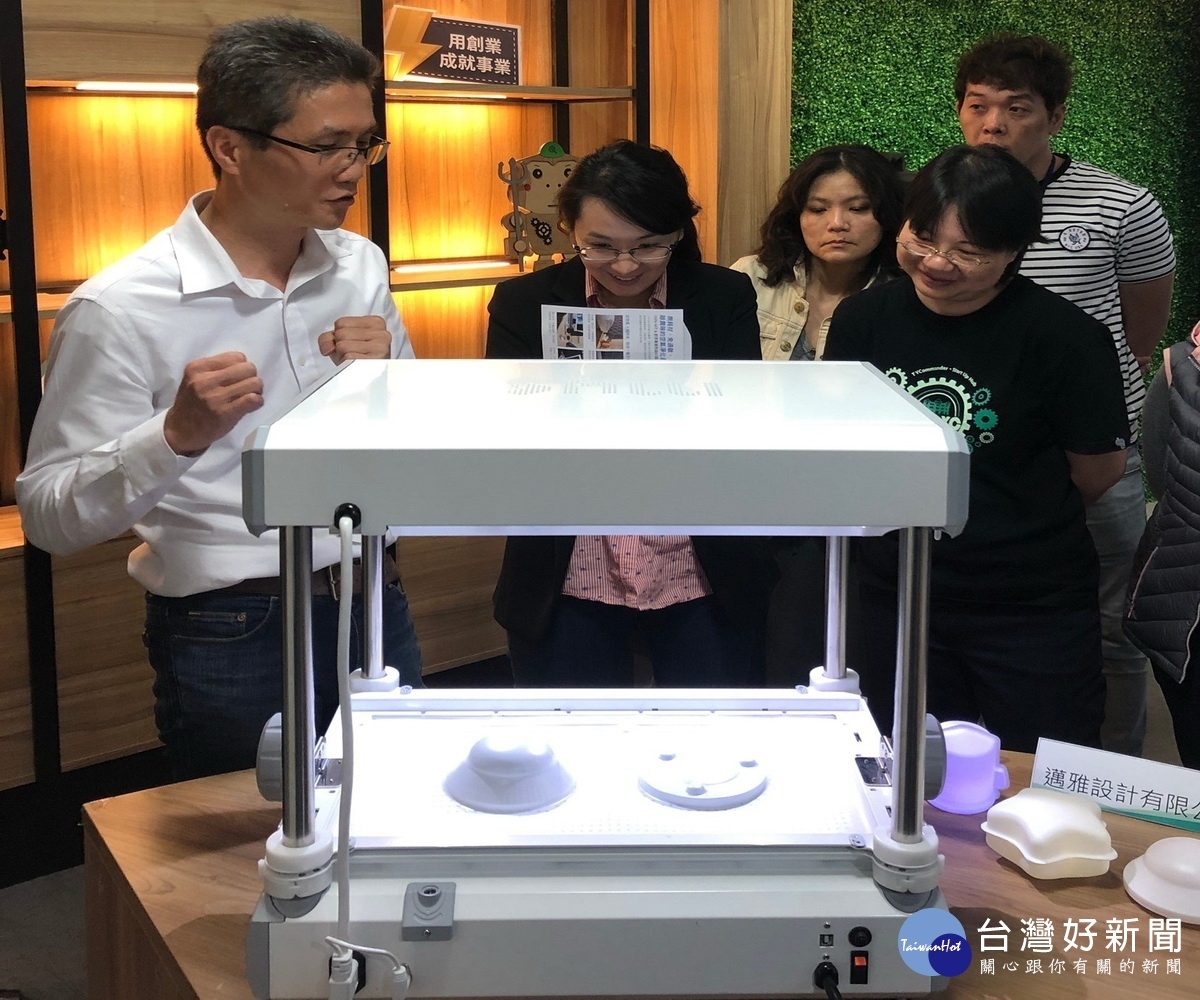桃園市政府青年局長顏蔚慈(中)參與產品體驗,創辦人史承彥說明並操作「FORMART」。