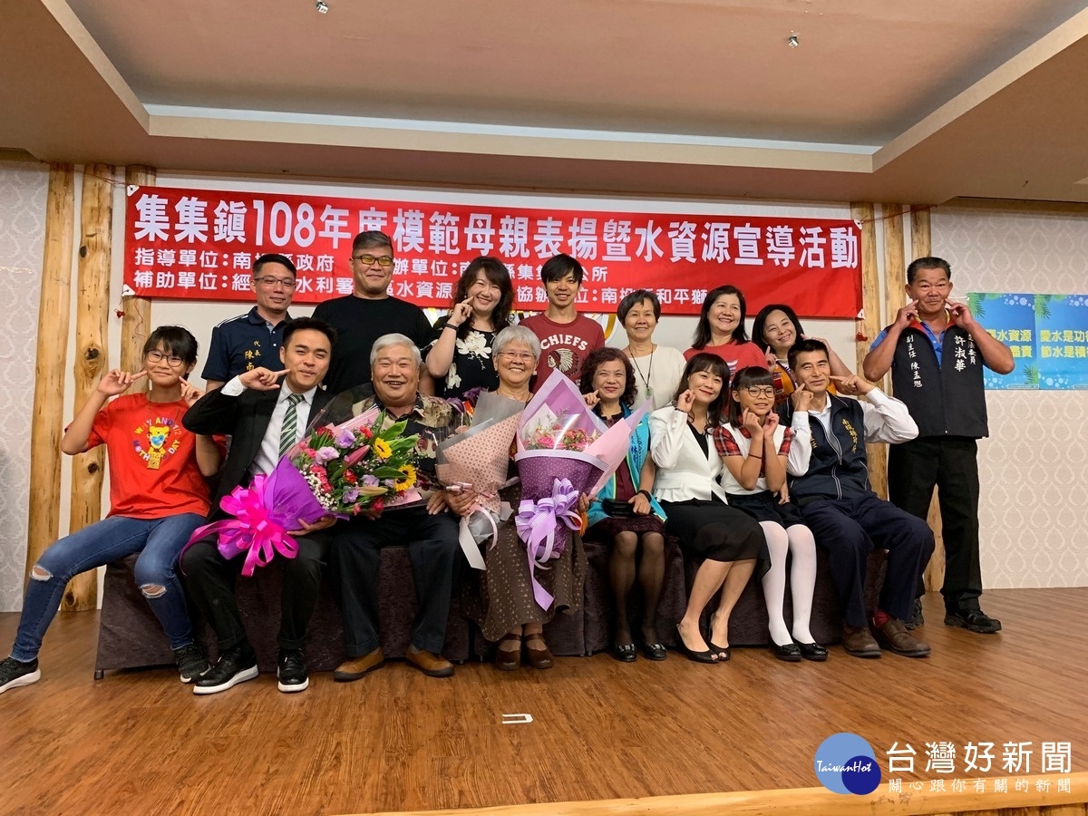 陳鎮長〈前排左2〉和獲獎的模範母親及其家人等合照。