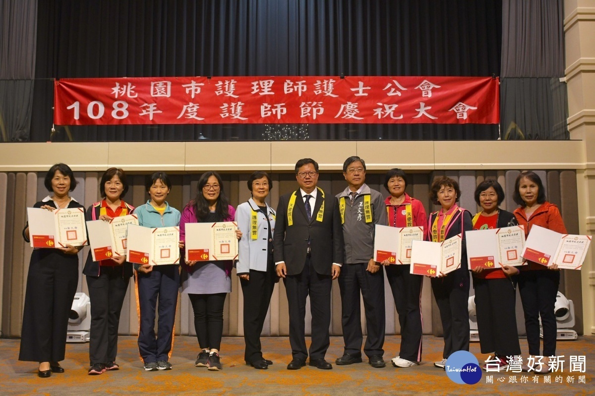 鄭市長與資深護理人員合影留念