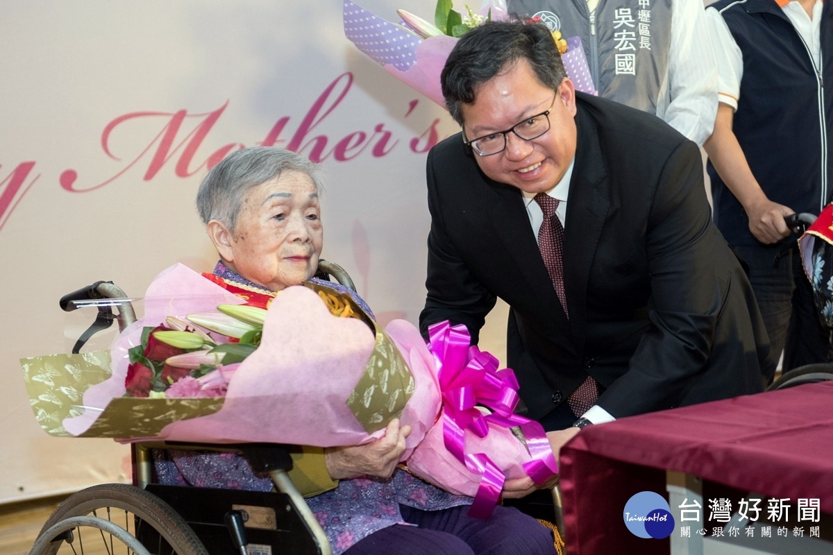 中壢區模範母親表揚活動中,桃園市長鄭文燦獻花給4高齡94歲的鄧王得妹女士。