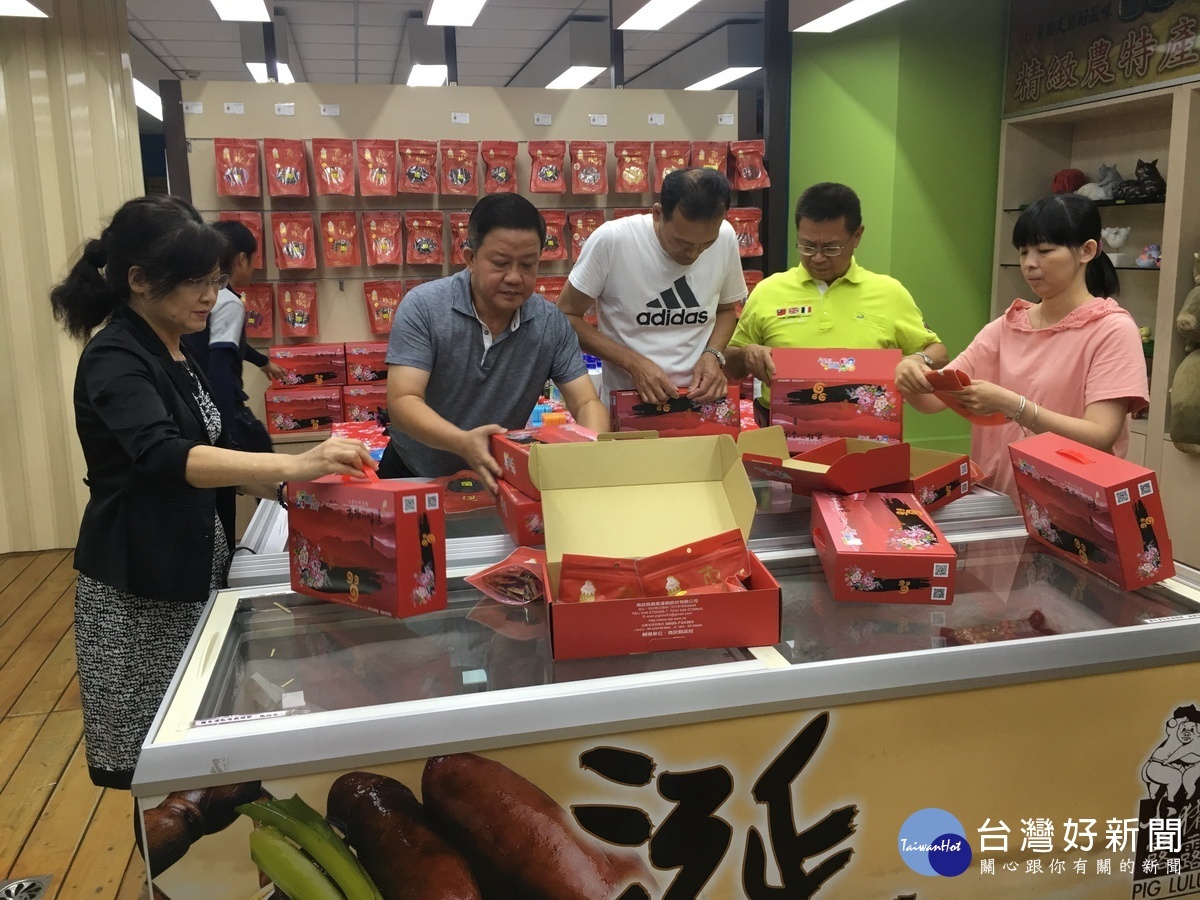 年節前夕農產公司忙包裝送貨。(記者扶小萍攝)