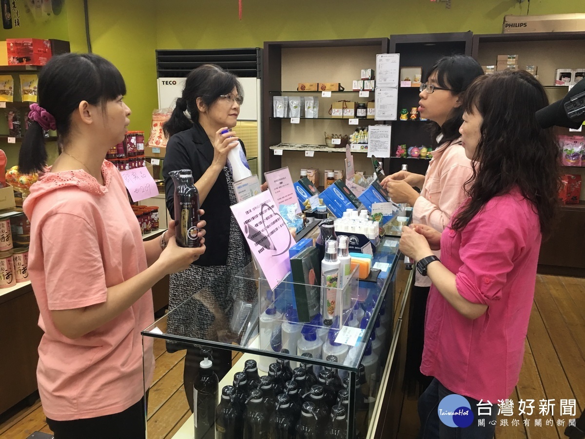 農產公司推薦膽汁洗髮精是天然起泡劑讓頭髮很柔順。(記者扶小萍攝)