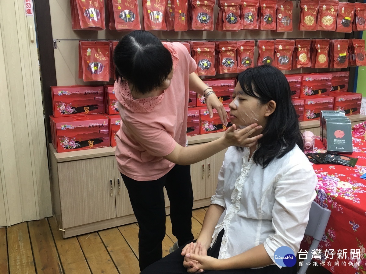 民眾對豬膽汁蛋白面膜品質肯定。(記者扶小萍攝)