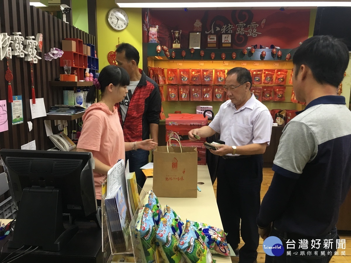 這位男士每年都來選購洗髮精。(記者扶小萍攝)