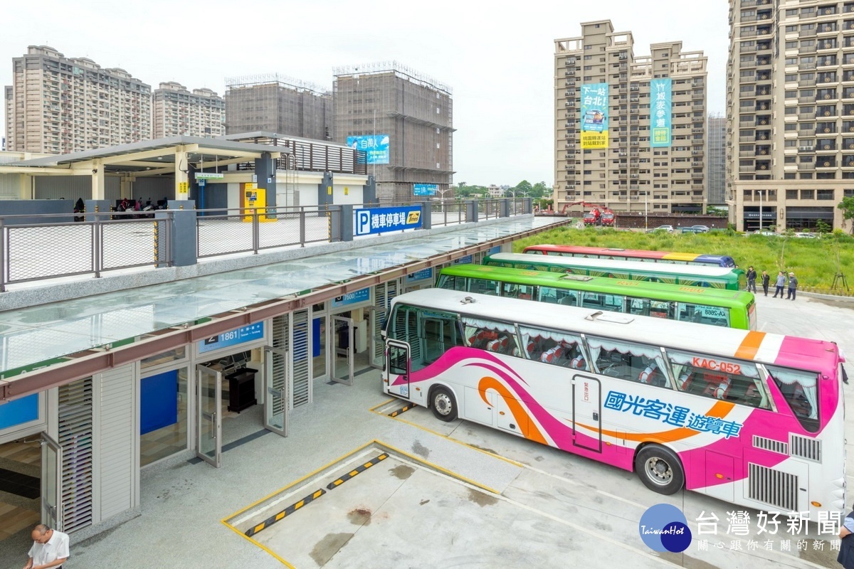 「桃園市經國轉運站」1樓設有6席月台，方便民眾轉乘國道客運，提供跨縣市交通服務。