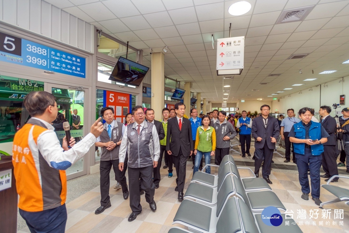 「桃園市經國轉運站」開幕營運，桃園市長鄭文燦與來賓們共同參觀雨部設施。