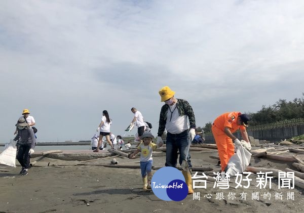 海巡署第四岸巡隊與鈺齊國際股份有限公司於三條崙海水浴場辦理淨灘活動,共同為守護海洋環境、永續海洋資源盡一份心力。(記者陳昭宗拍攝)