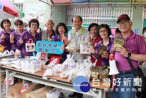 雲林家扶莪馨會舉辦愛心助學義賣,縣議員林文彬亦到場響應,並邀請社會大眾一同加入愛心行列。(記者陳昭宗拍攝)
