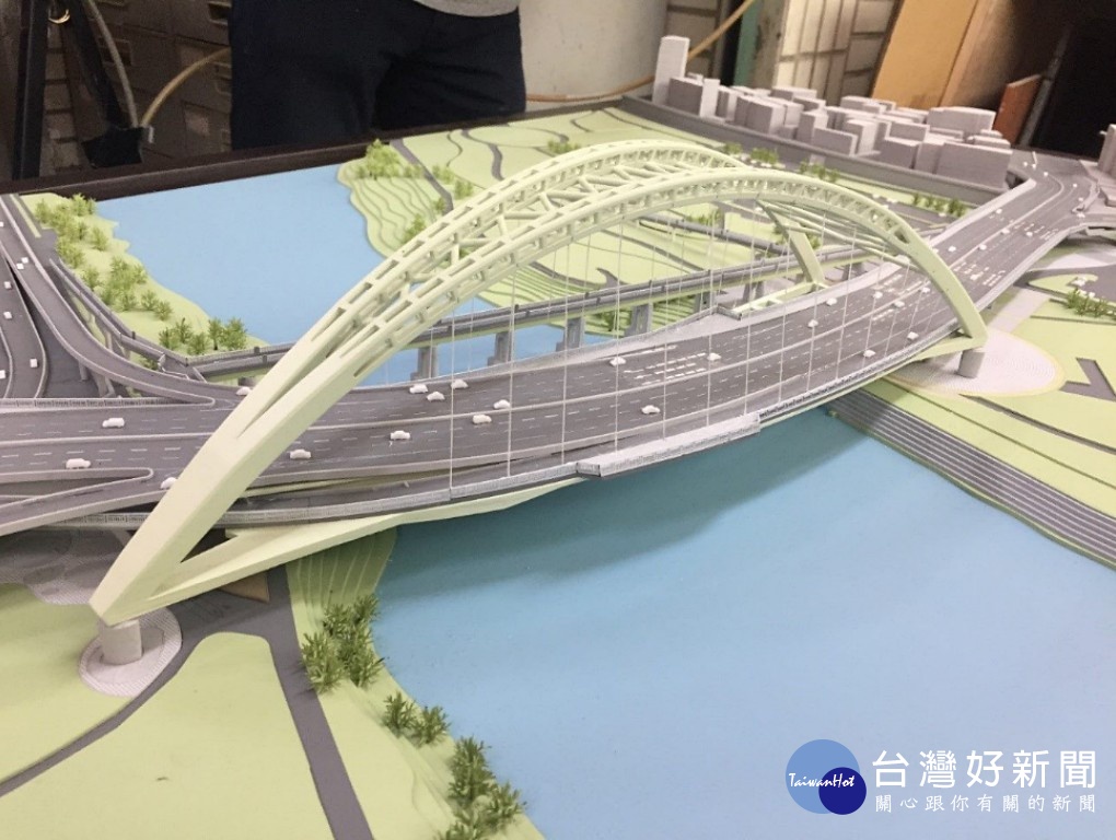 歷經4次流標後,台北中正橋改建工程在6日開工,預計2023年5月完工。北市府工務局新建工處表示,新版中正橋跨河主橋為滿足深河槽中不落墩的河川防洪,及達成文化資產審議委員會的川端橋保留要求,採透空拱肋大跨徑鋼拱橋。(圖/台北市政府工務局新建工程處)