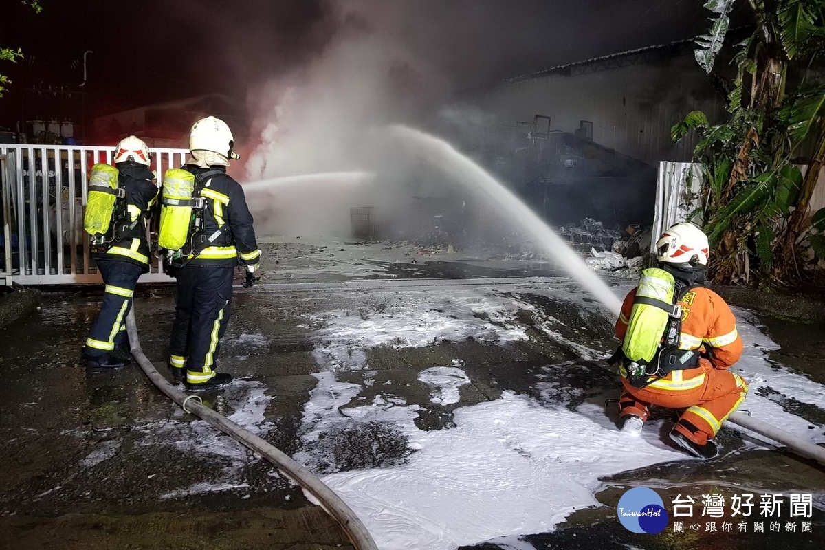 桃園市楊梅幼獅工業區內1家環保公司回收場發生大火，消防人員戮力灌救。